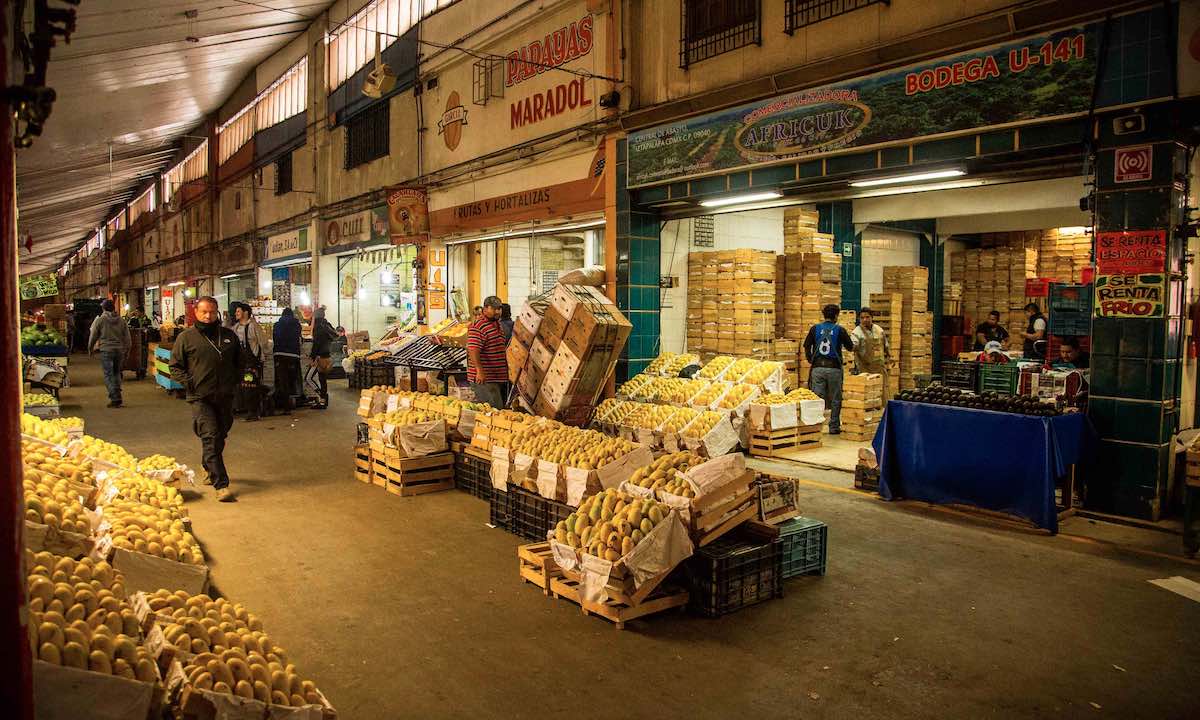 La Central de Abasto es uno de los mercados más grandes del mundo y tiene una capacidad para abastecer a más de 22 millones de personas.