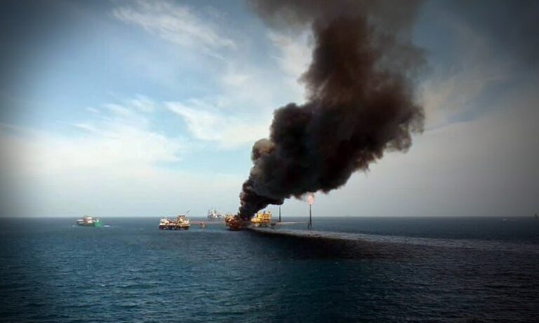 Fallece un trabajador por incendio en plataforma de Pemex