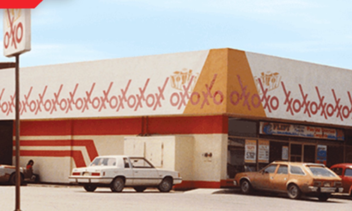 Oxxo es una tienda de conveniencia con casi 50 años de presencia en México desde que abrió su primera sucursal en Nuevo León.