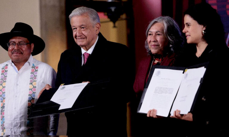 AMLO firma reformas a la Guardia Nacional y pueblos indígenas en su última conferencia