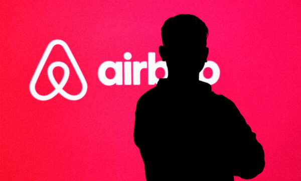 ¿Qué empresario es propietario de Airbnb?