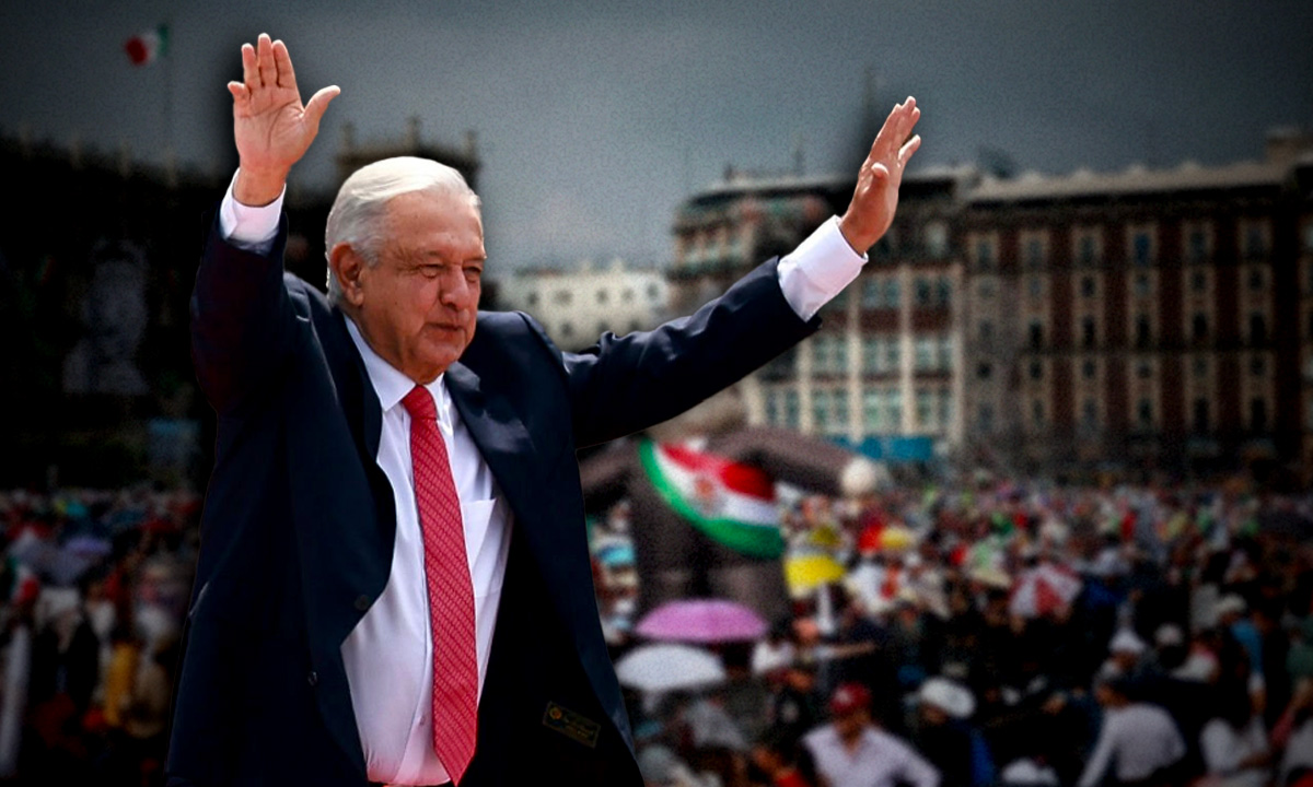 AMLO realiza encuesta a mano alza sobre la reforma judicial en el Zócalo