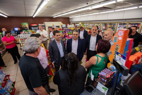 El presidente de FEMSA, José Antonio Fernández Carbajal, en una tienda Delek