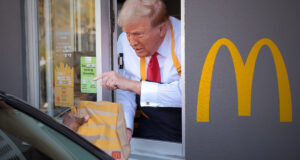 Donald Trump se mete a un McDonald’s a hacer papas; ¿que dijo la empresa?