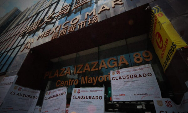 CDMX clausura Izazaga 89 por piratería