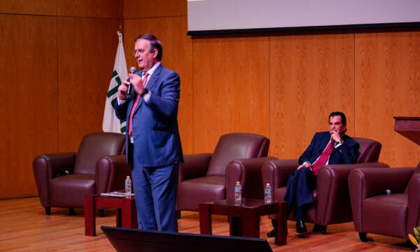 Macerlo Ebrard, secretario de Economía, acompañado de Alejandro Baillères Gual, presidente de Grupo Bal, durante su participación en el Seminario de Perspectivas Económicas de 2025 del ITAM