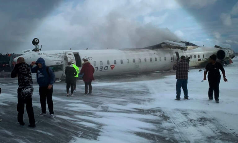 Avión de Delta Airlines sufre accidente en aeropuerto de Toronto; reportan 15 heridos