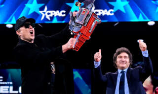 Elon Musk y Javier Milei se reúnen en la CPAC; presidente argentino le regala una motosierra