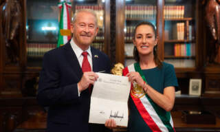 Claudia Sheinbaum recibe credenciales de Ronald Johnson como nuevo embajador de EU en México