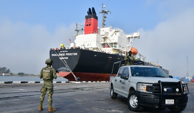 Aseguramiento de buque huachicolero por parte de la Marina.