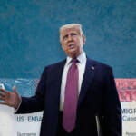 Donald Trump ahora va por visados; ordena detener emisión de documentos para estudiantes