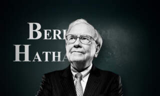 Acciones de Berkshire Hathaway caen tras dimisión de Warren Buffett como CEO