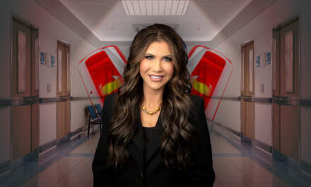 Kristi Noem es hospitalizada de emergencia tras fuerte reacción alérgica
