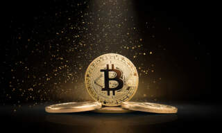 Bitcoin aprovecha repunte tecnológico y alcanza nuevo récord, supera los 112,000 dólares