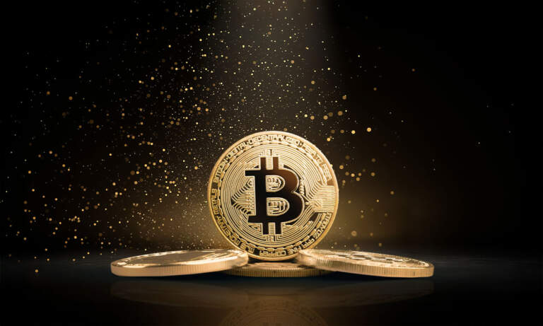 Bitcoin aprovecha repunte tecnológico y alcanza nuevo récord, supera los 112,000 dólares