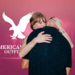 Compromiso de Taylor Swift y Travis Kelce impulsa a las acciones de American Eagle
