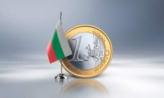 Bulgaria le abre las puertas al euro; adoptará la moneda a partir de 2026