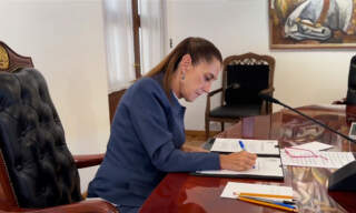 Claudia Sheinbaum firma “acuerdo” sobre precios de la gasolina: se mantiene el tope