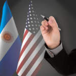 Argentina y Estados Unidos firman acuerdo de swap por 20,000 mdd; Milei busca estabilidad económica