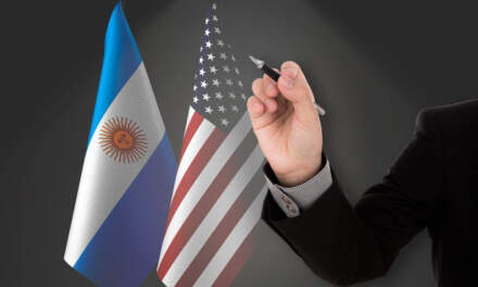 Argentina y Estados Unidos firman acuerdo de swap por 20,000 mdd; Milei busca estabilidad económica