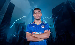 Erik Lira amplía su cancha: renueva con Cruz Azul y apuesta por los bienes raíces