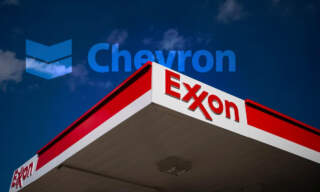 Exxon y Chevron superan expectativas de ganancias pese a caída en los precios del petróleo