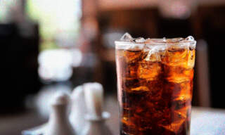 Alza al impuesto al refresco encarecerá menús en fondas y taquerías