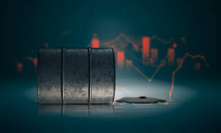 Precios del petróleo caen alrededor de 4% tras previsiones de la OPEP+ para 2026