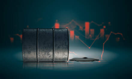 Precios del petróleo caen alrededor de 4% tras previsiones de la OPEP+ para 2026