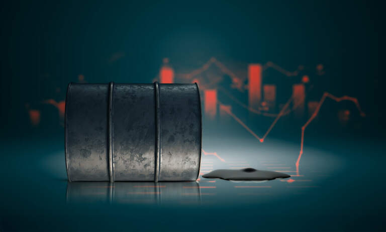 Precios del petróleo caen alrededor de 4% tras previsiones de la OPEP+ para 2026