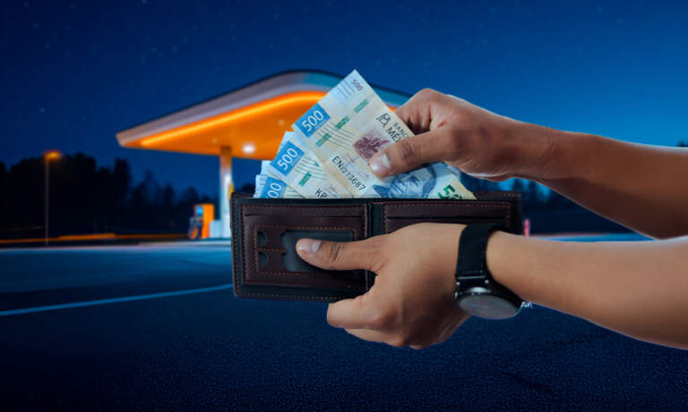 Mexicanos absorben el 100% de impuestos a gasolinas; SAT se embolsa 365,000 mdp