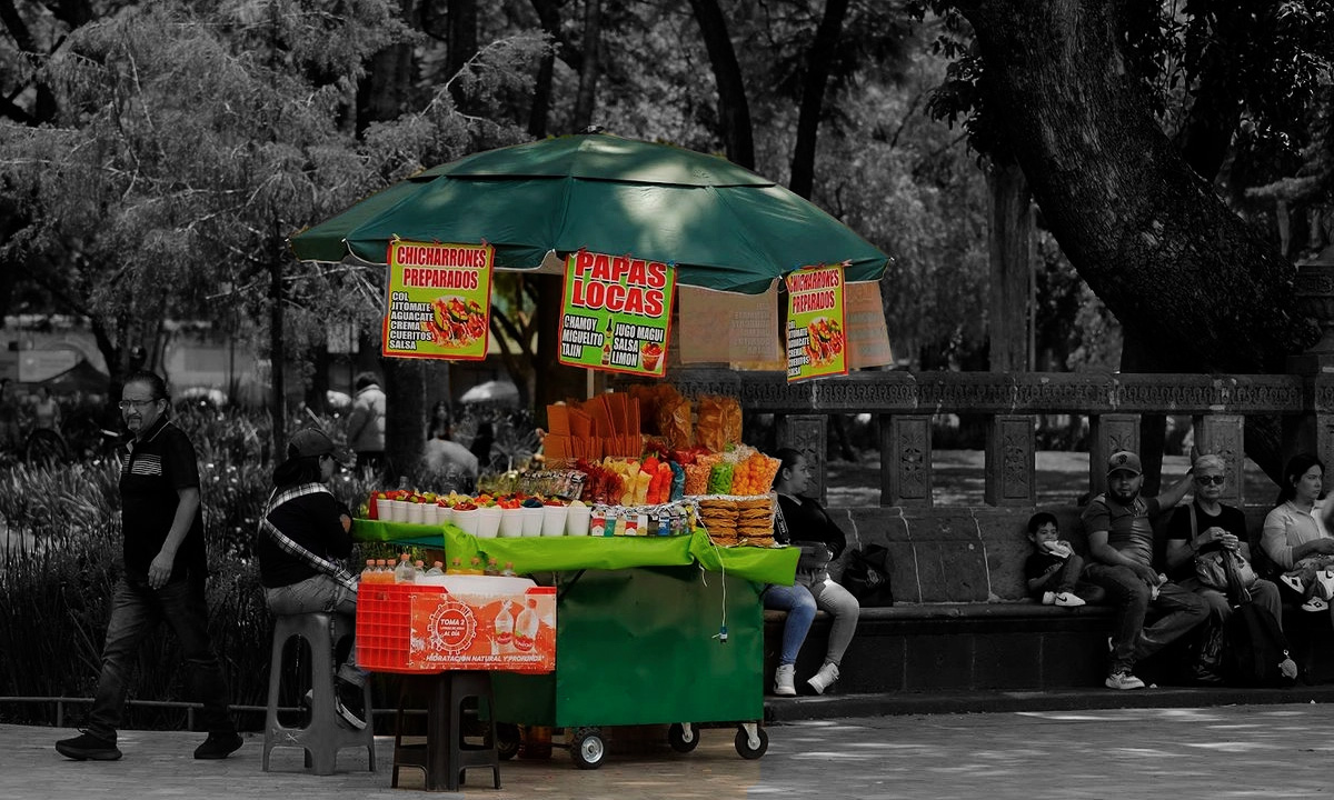 La economía crece en la sombra: la informalidad ya mueve 6.1 billones en México