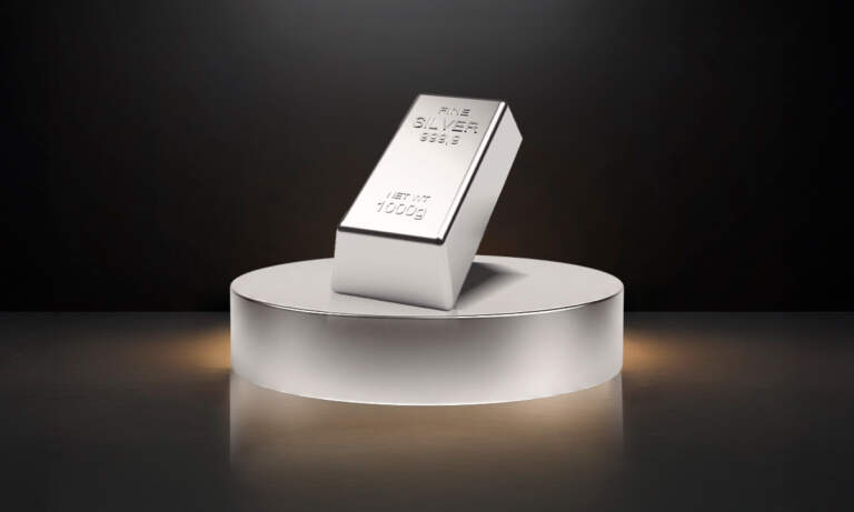 Plata ‘brilla’ más que el oro: precio sube más de 71% en 2025 y alcanza máximos históricos