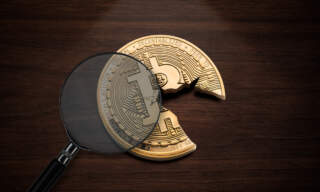 Bitcoin apunta a caída en cierre de 2025 por riesgo de tasas de la Fed, aranceles y la burbuja de la IA