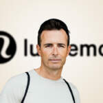 Lululemon cambia de rumbo: McDonald deja el cargo y la marca ajusta previsiones para 2025