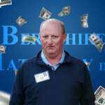 Berkshire rompe la tradición de Warren Buffett y sube el salario de su nuevo CEO, Greg Abel