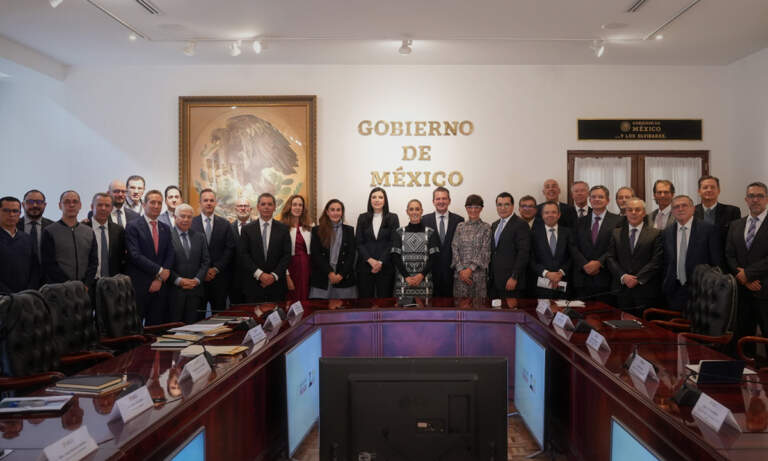 Carreteras, trenes y energía: Claudia Sheinbaum pide respaldo de bancos para proyectos gubernamentales