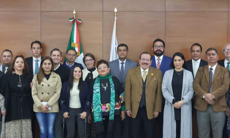 Ernestina Godoy acomoda a cercanos en áreas clave de la FGR