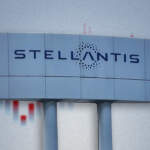 Acciones de Stellantis se desploman 25% tras anunciar reducciones en la producción de autos eléctricos