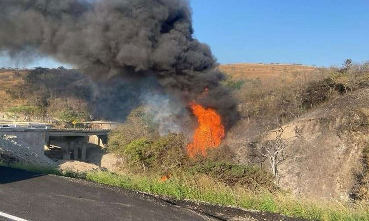 Explosión en ducto de Pemex en Oaxaca deja tres personas fallecidas