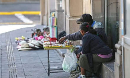 La pobreza laboral se vuelve persistente: 7 de cada 10 hogares no logra salir, señala CEEY