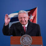 AMLO sale de su retiro para defender a Cuba