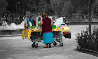 Mujeres mexicanas recurren más a la informalidad y la mayoría gana solo un salario mínimo