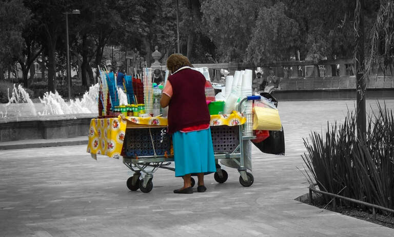 Mujeres mexicanas recurren más a la informalidad y la mayoría gana solo un salario mínimo