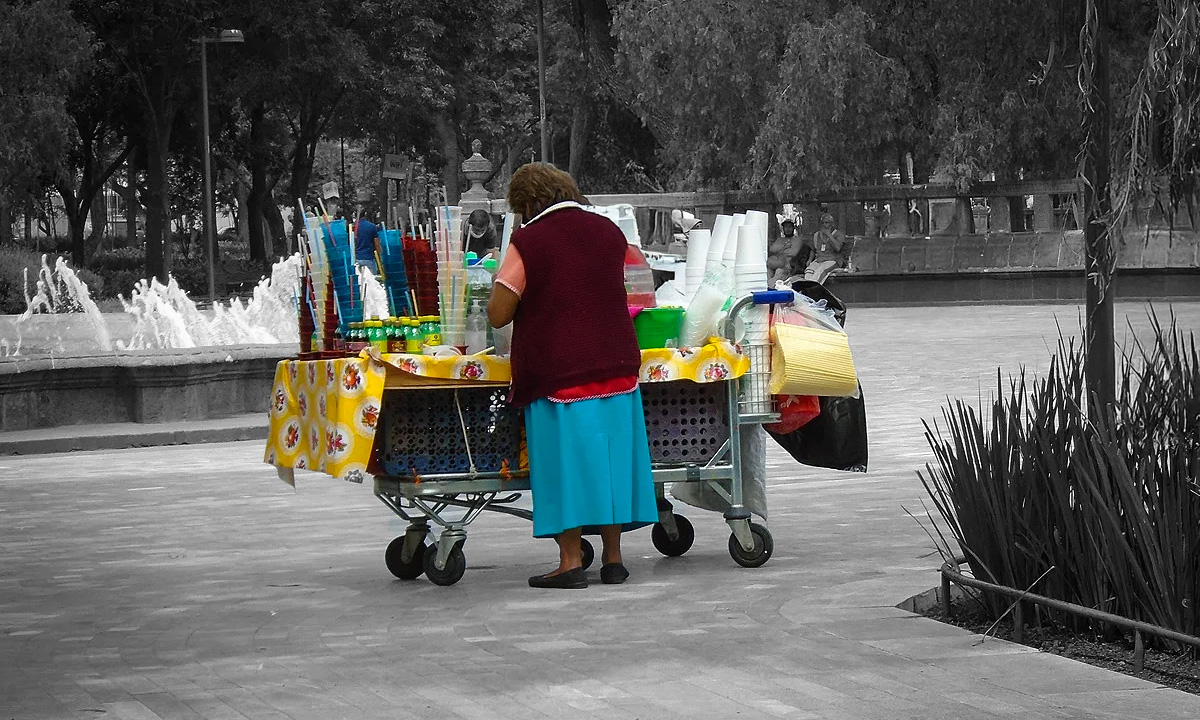 Mujeres mexicanas recurren más a la informalidad y la mayoría gana solo un salario mínimo