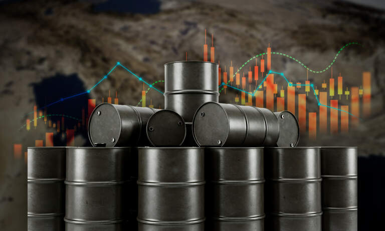 Petróleo sube más de 5% tras bloqueo del estrecho de Ormuz; Brent, en su mejor nivel desde julio de 2024