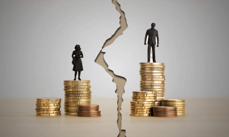 Un siglo de brecha económica: por cada 100 pesos que gana un hombre, una mujer percibe 75 pesos