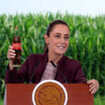Claudia Sheinbaum plantea a Coca-Cola usar más azúcar mexicana en refrescos