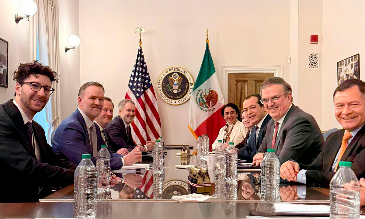 Mesa de trabajo durante la primera conversación bilateral sobre el T-MEC