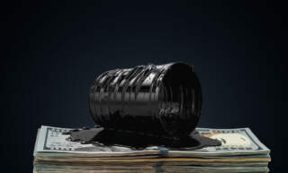 Petróleo toca los 100 dólares con impacto en inflación, tipo de cambio y Banxico